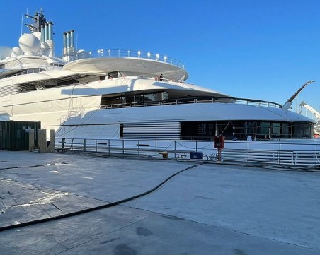 Италианската полиция проверява суперяхтата, за която се твърди, че е на Путин