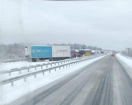 Катастрофирал тир и сняг блокираха АМ Тракия