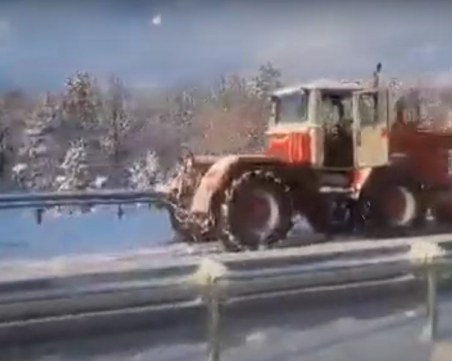 След инцидента с тир на АМ Тракия: Ограничават движението в района на Пазарджик