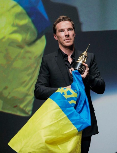 Бенедикт Къмбърбач се зави в знамето на Украйна, докато взима наградата Cinema Vanguard