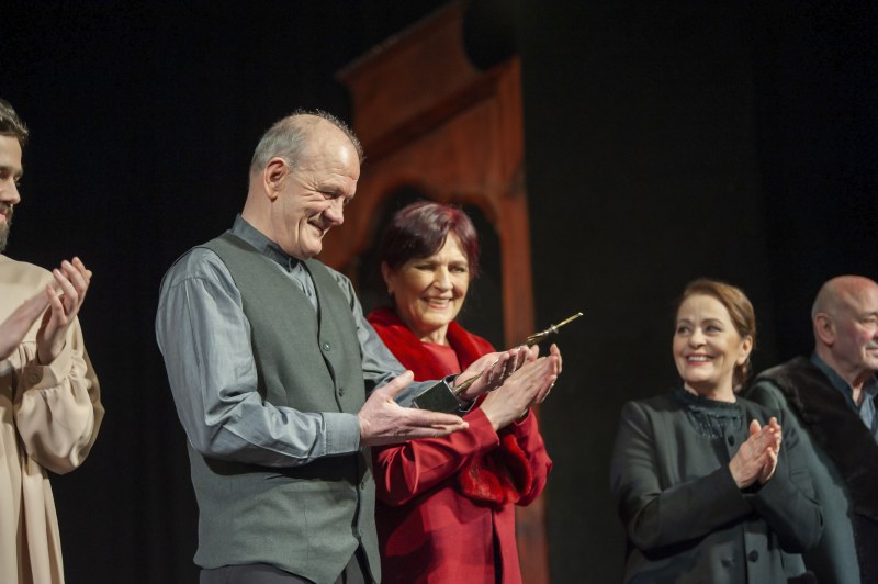 Екипът на Пловдивския театър изненада двама от най-знаковите си актьори