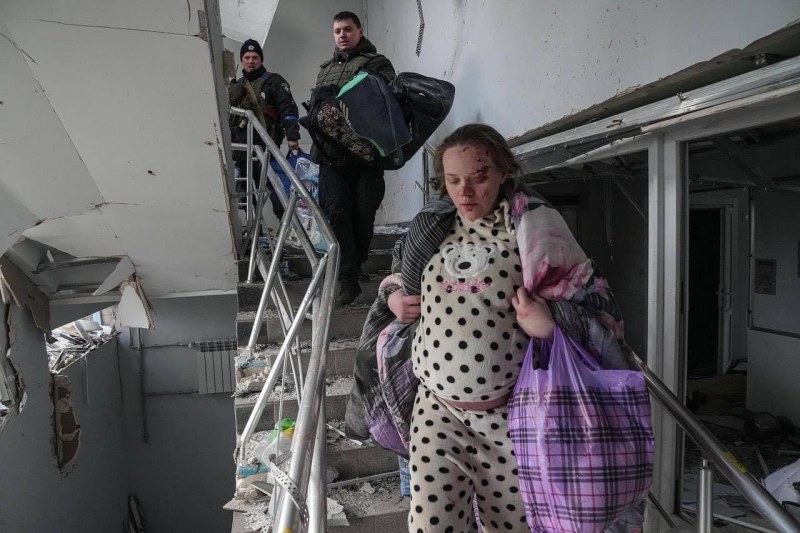 Зеленски: Руска бомба е паднала върху родилен дом! Това вече е отвъд зверството