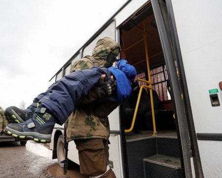 Британски таблоид: Гладуващи в Мариупол се бият за храна