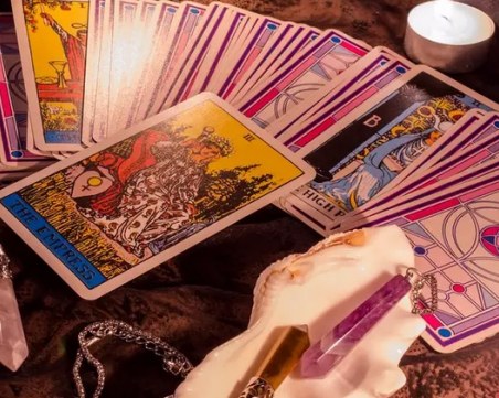 Скритите послания: Картите Таро или как да надникнем в бъдещето