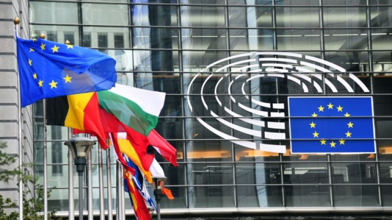 Европейската комисия обмисля ограничаване на цените на електроенергията в Европа.