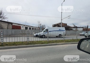 Бус на спедиторска фирма и лек автомобил се блъснаха на