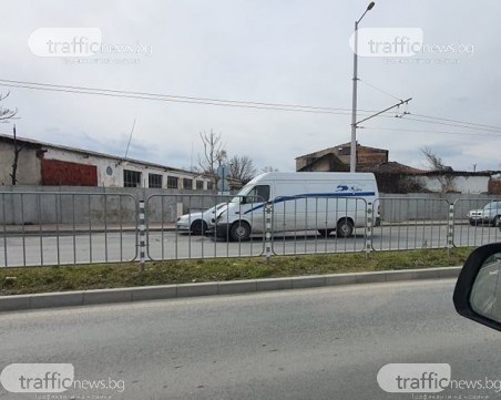 Бус и кола се блъснаха на надлез 