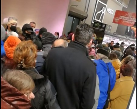 Огромни опашки се извиха пред супермаркети в Пловдив тази сутрин