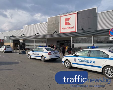 Полиция пази пазаруващите пред супермаркети в страната