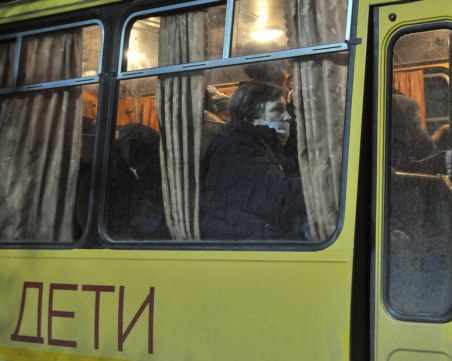 Руски сили стреляха по автобус с жени и деца в Украйна, има жертви