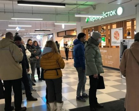 Руснаците ще теглят пари само в рубли