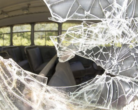 Автобус с бежанци от Украйна се преобърна, има загинал