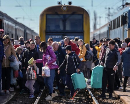 МВнР препоръчва българите незабавно да се евакуират от Украйна с влак