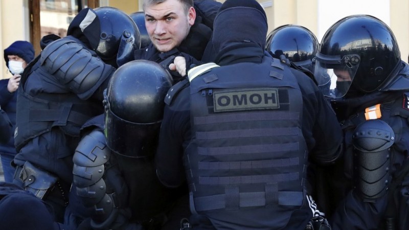 Арестуваха близо 300 души в 23 руски града заради протести срещу войната