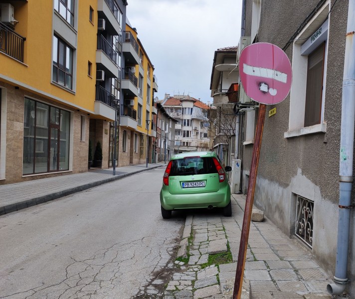 Малка кола на малка улица в Пловдив направи три нарушения с едно паркиране