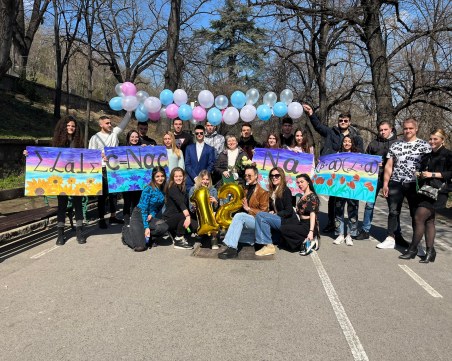 Абитуриенти от Търговската с оригинална покана към класната си