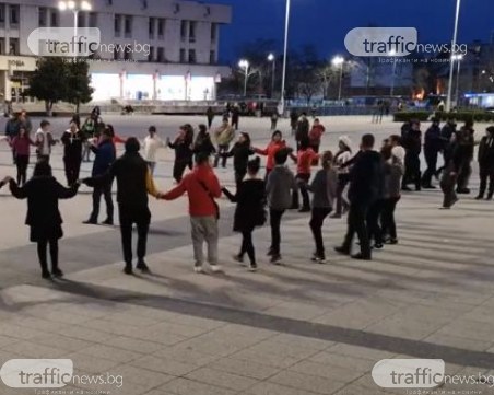 Мъж извади нож на хорото на Главната, заплаши танцуващи жени