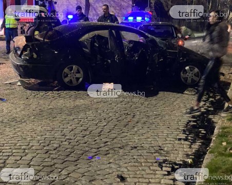 Тежък инцидент! Жена с БМВ се вряза в Мерцедес на прелеза на Пещерско шосе