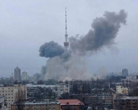 Украйна: Снаряд е паднал върху жилищна сграда в Киев