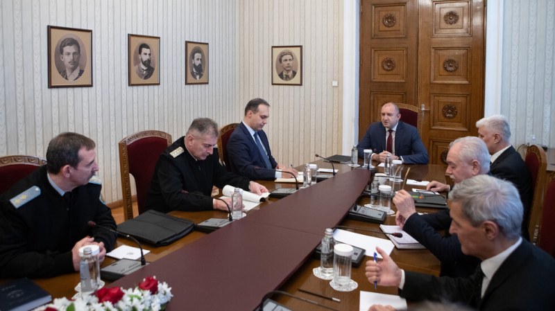 Президентът поиска български самолети да охраняват въздушното ни пространство