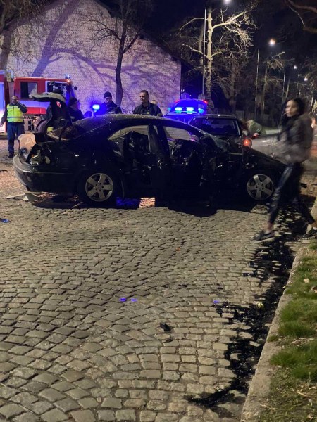 Тежка катастрофа е станала преди минути на Пещерско шосе. Три