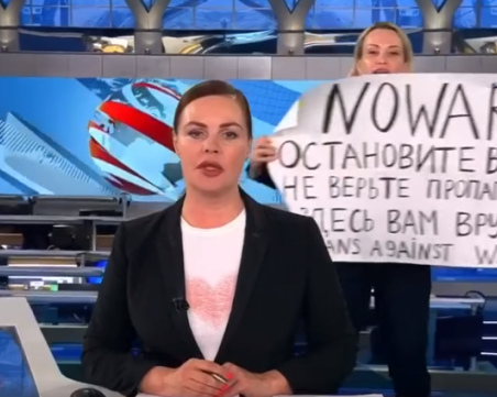 Кремъл за протеста по време на ефир: Това е хулиганство