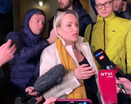 Наложиха глоба от 30 000 рубли на журналиста Овсянникова, показала антивоенен плакат в ефир