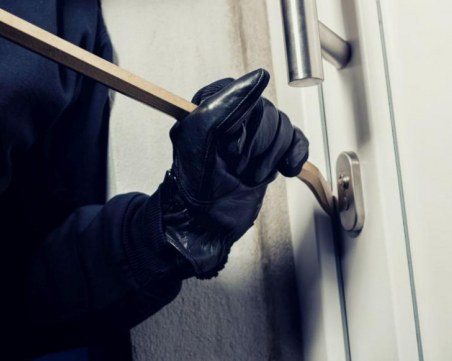 Тийнейджъри задигнаха злато и пари от апартамент в Пазарджик