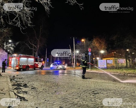 Вдигнаха потрошените коли, пожарникари разчистват след жестоката катастрофа на Пещерско шосе