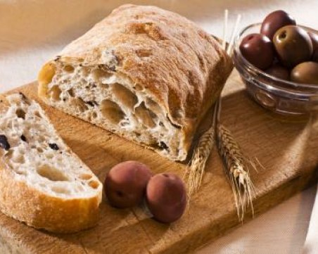 Вкусна рецепта за домашен хляб с маслини и билки