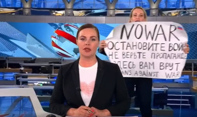 Кремъл за протеста по време на ефир: Това е хулиганство