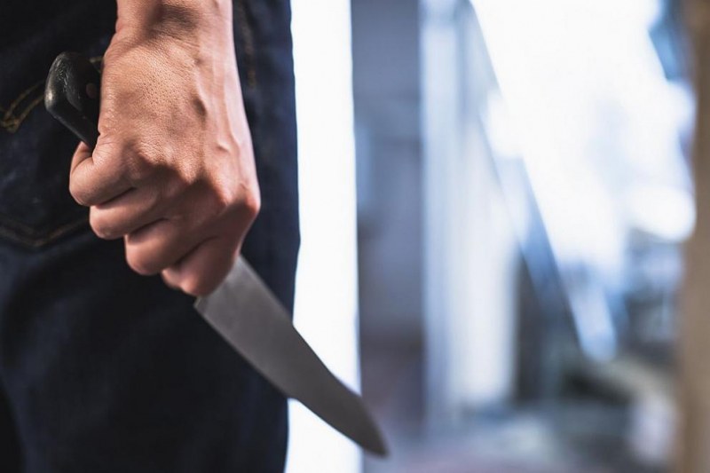 Недоволен клиент подгони с нож автомонтьор в Труд