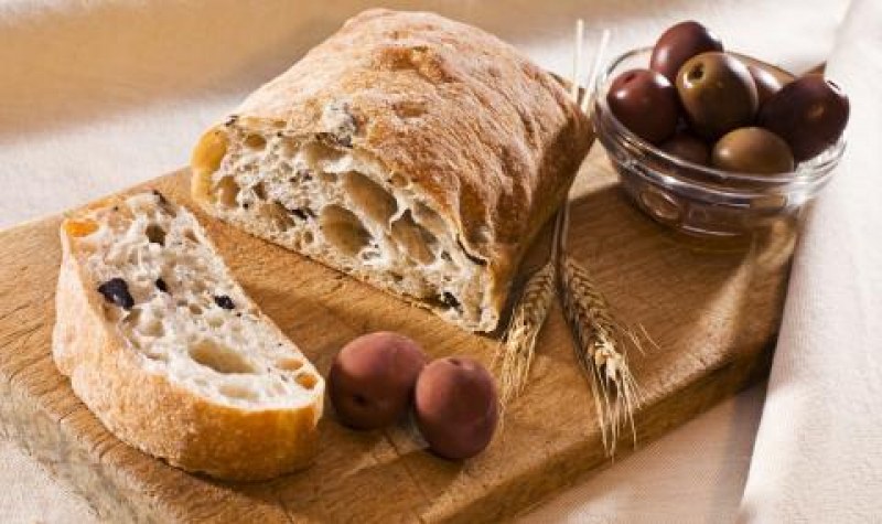 Вкусна рецепта за домашен хляб с маслини и билки