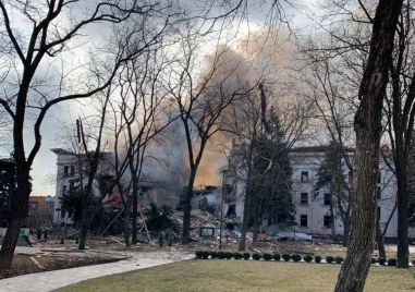 Русия взриви Драматичния театър в Мариупол Според украински канали в сградата са