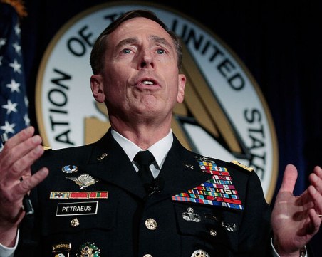 Ген. Петреъс: Инвазията в Украйна разкрива поредица от слабости на руската армия