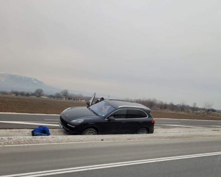 Кола се заби в канавка на пътя Пловдив-Асеновград