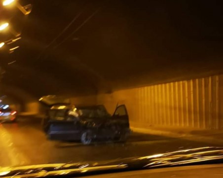 Тежка катастрофа в Тунела! Предницата на колата е смазана