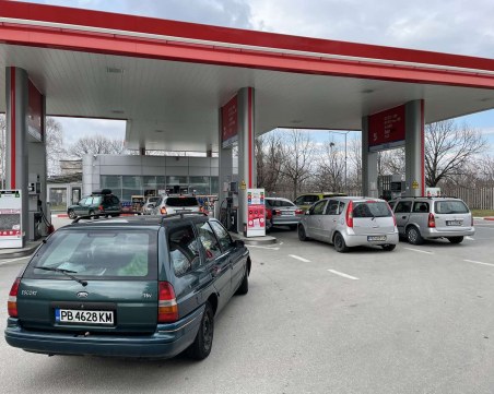 Цената на петрола се срина до старите си нива, какво се случва с цените на горивата в България?