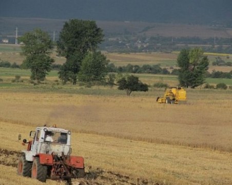 Земеделци блокират пътя Пловдив-Карлово