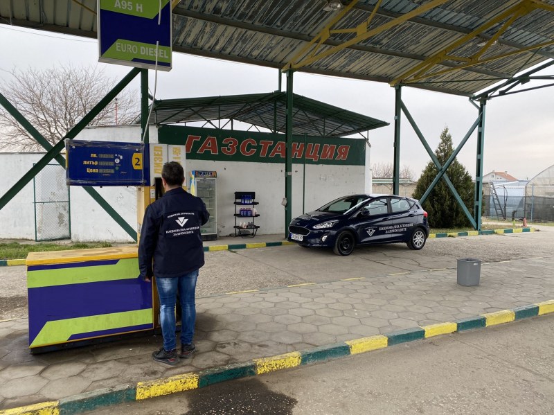 Бензиностанция край Пловдив с нелегално гориво, данъчните я запечатват