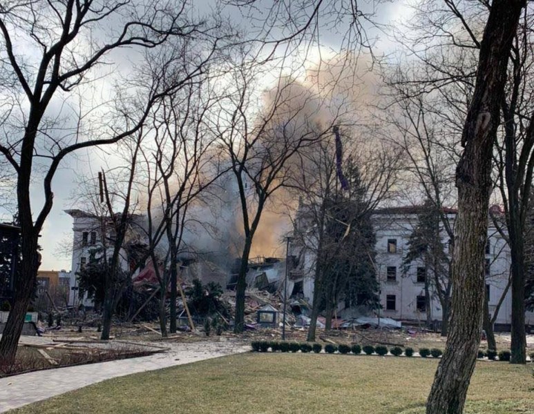 Бомба порази театъра в Мариупол, използван за убежище