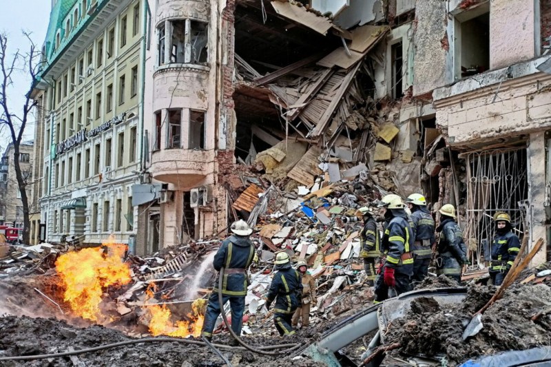 Две жертви след атаката на жилищна сграда в Харков