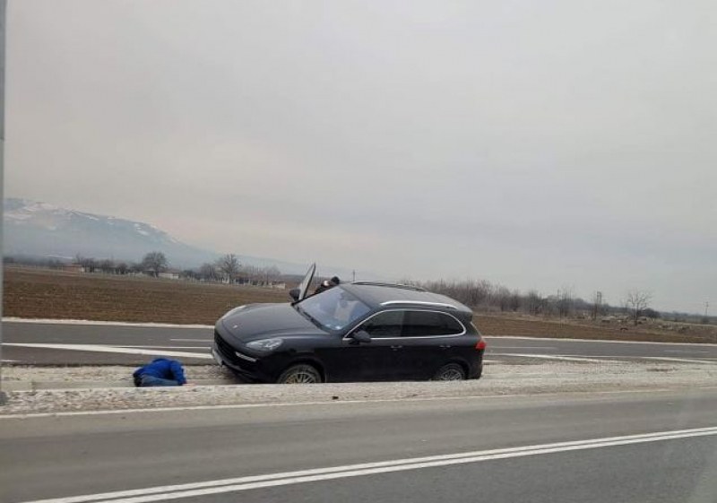 Кола се заби в канавка на пътя Пловдив-Асеновград