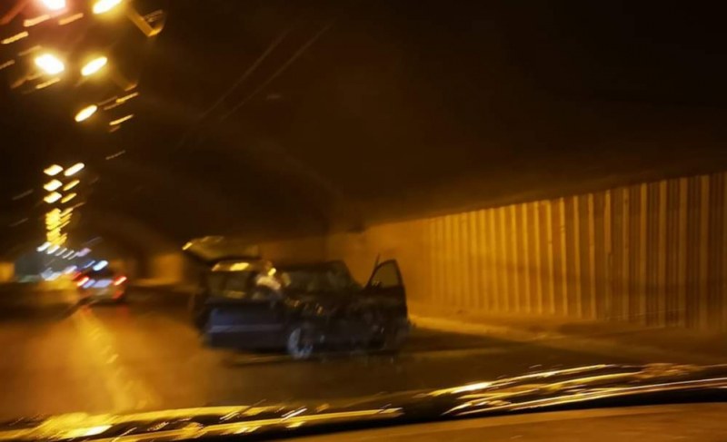 Тежка катастрофа в Тунела! Предницата на колата е смазана