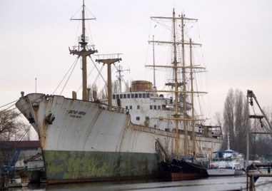 Над 100 кораба са блокирани заради войната в пристанищата на