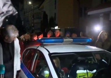 Полицията изведе Бойко Борисов от къщата му въпреки живата верига
