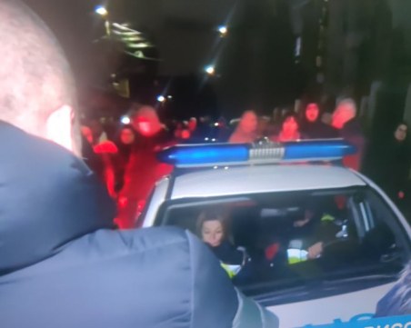 Членове на ГЕРБ блокираха патрулка, направиха жива верига преди дома на Борисов