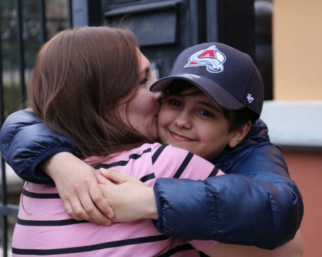 Детето, което избяга само от войната в Украйна, се събра със семейството си