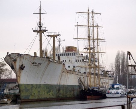 Два български кораба остават блокирани в Украйна