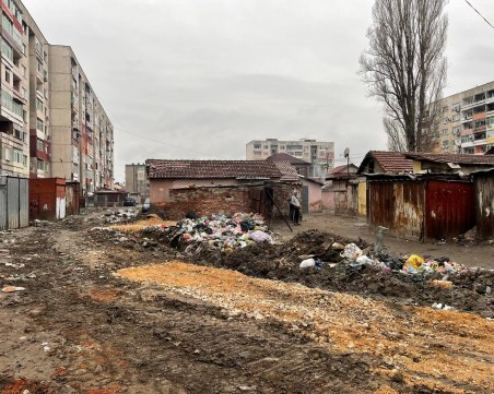 Изкараха затъналия тир от улицата с боклуци в Столипиново